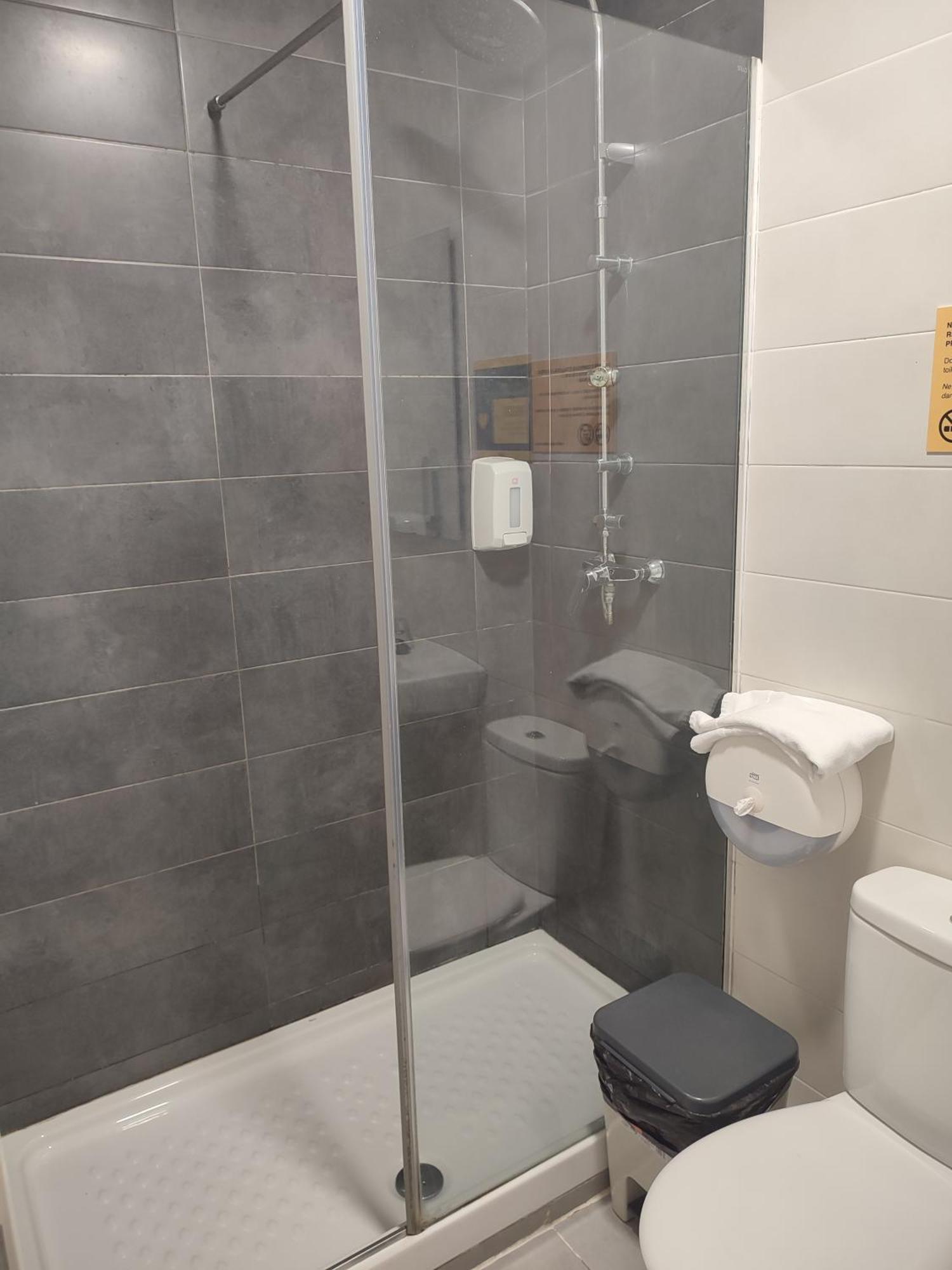 Bilbao Metropolitan Hostel By Bossh Hotels Bagian luar foto